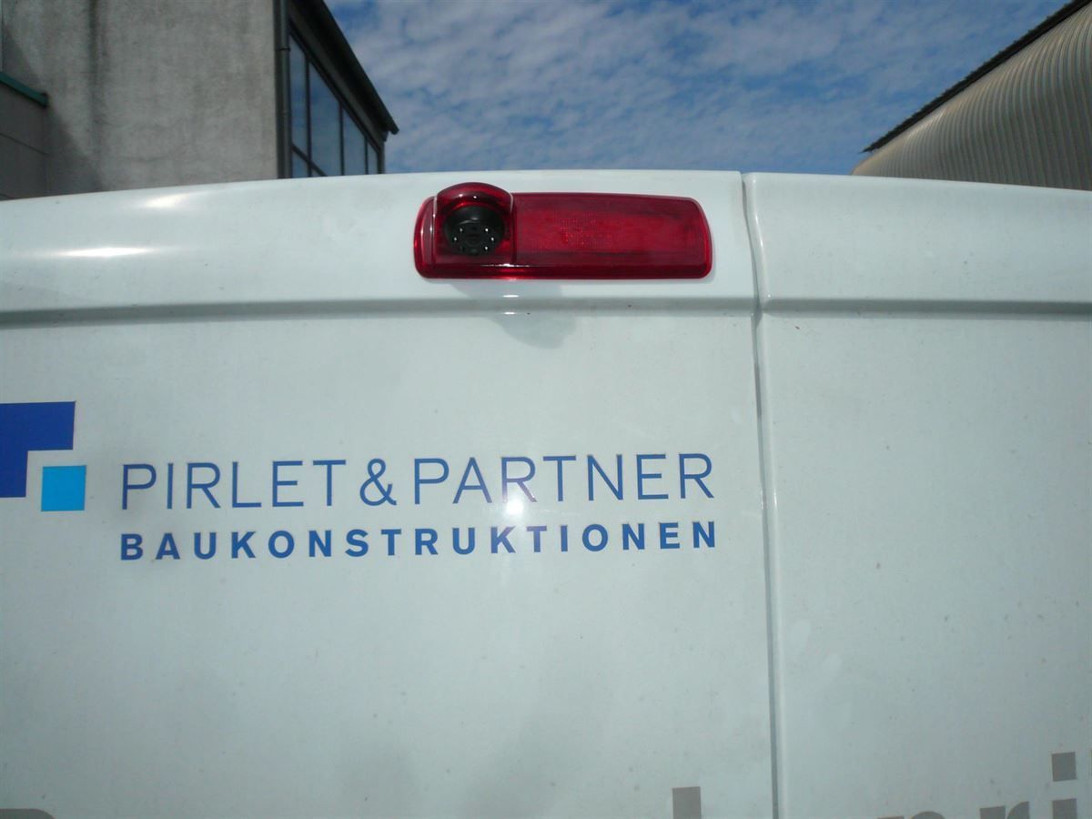 Pioneer AVIC-F980DAB inkl. Rückfahrkamera in der Dritten Bremsleuchte nachgerüstet.