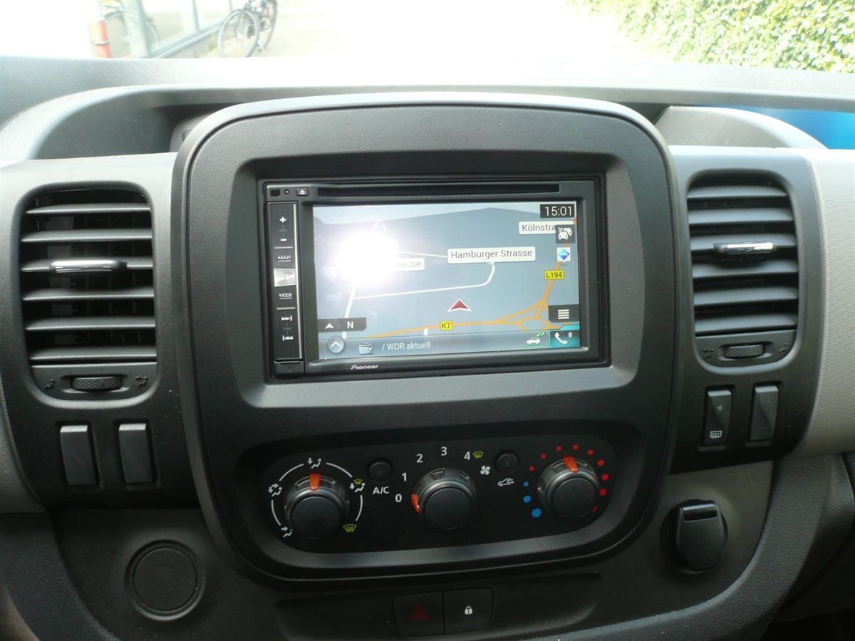 Pioneer AVIC-F980BT inkl. Rückfahrkamera nachgerüstet.