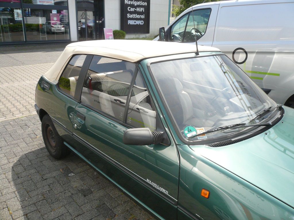 Peugeot 205, Verdeck Bezug in Sonnenland Stoff beige geliefert und montiert.