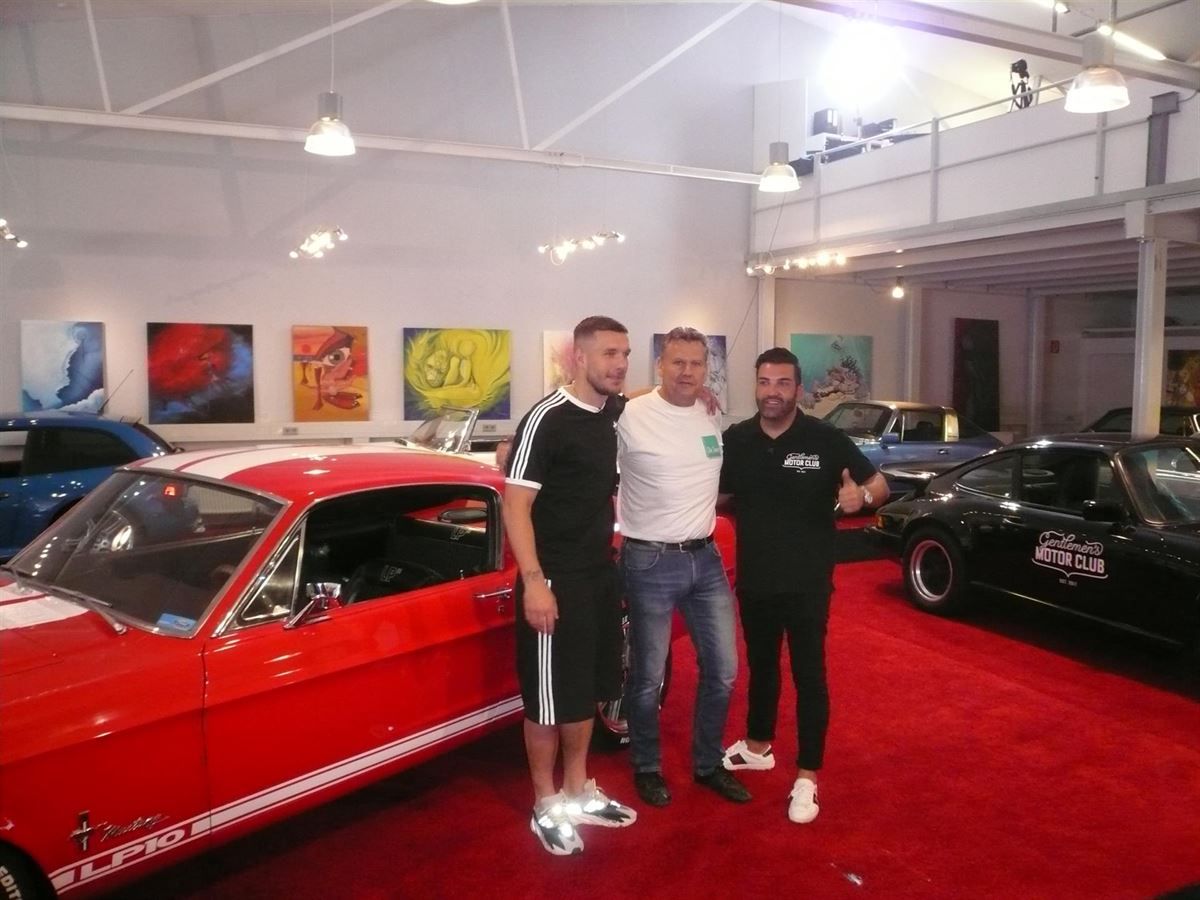 Ford Mustang LP10 (von Lukas Podolski) Innenausstattung angefertigt und montiert.