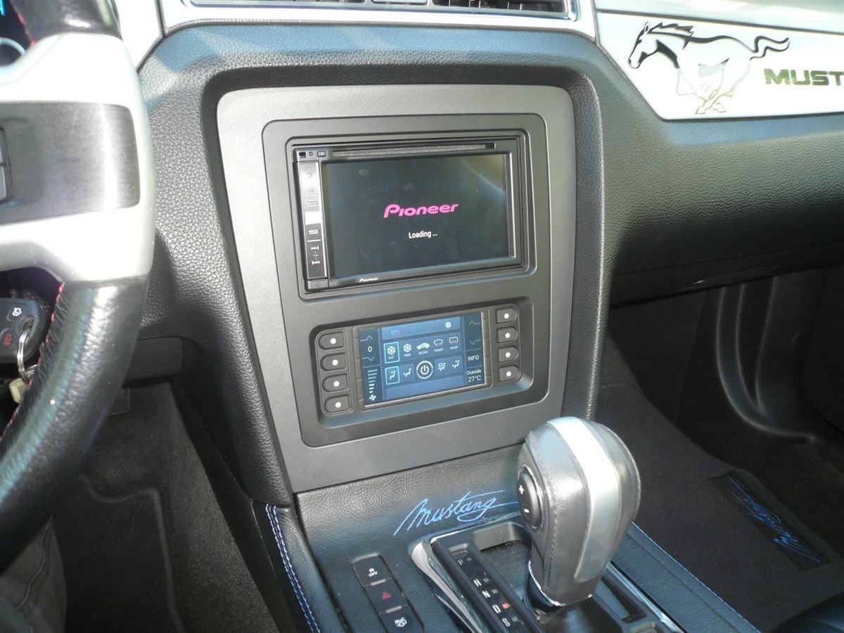 Ein Mustang hat ein Pioneer-Radio in der Mittelkonsole