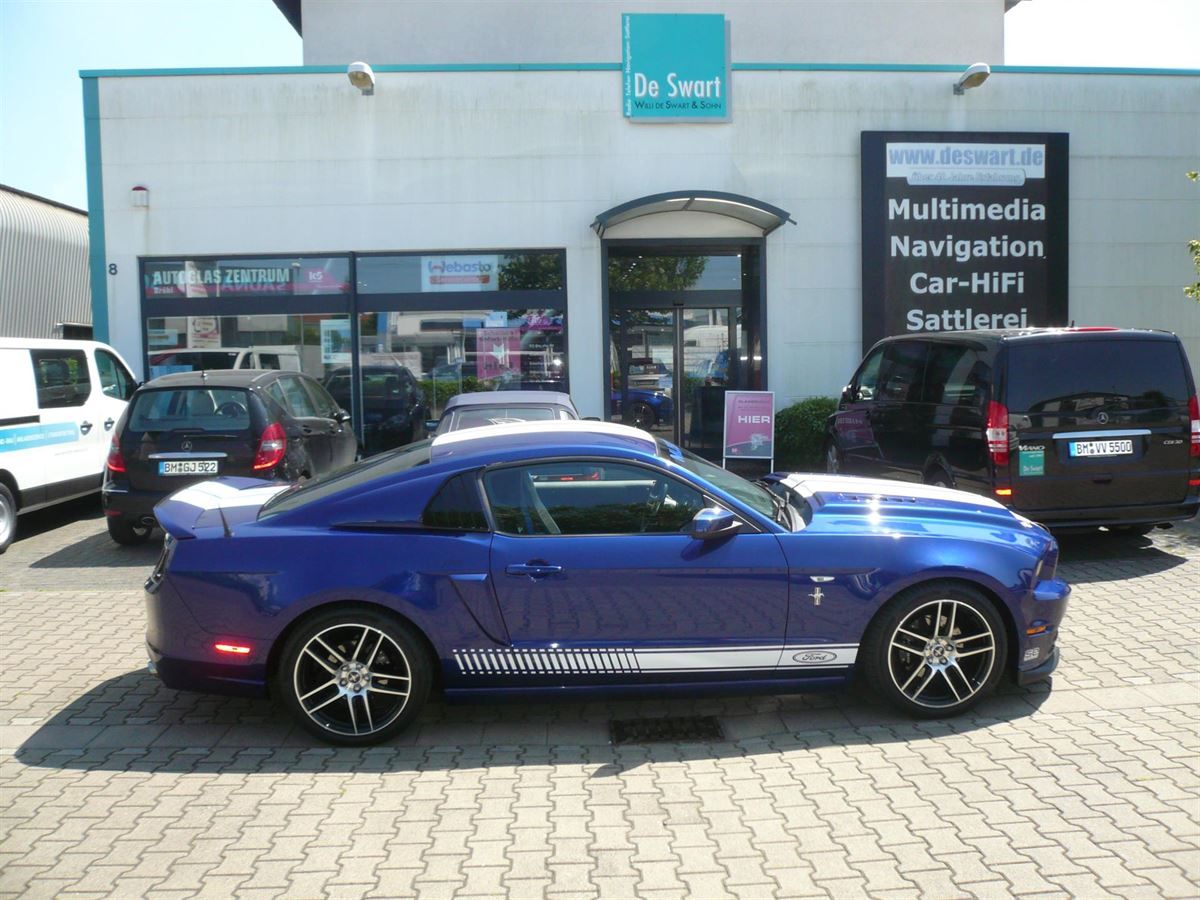 Ford Mustang auf Doppel-DIN umgebaut. Klima auf Touchdisplay umgerüstet und die Pioneer AVIC-F980BT Navigation nachgerüstet. Werkseitige Lenkrad-Fernbedienung auf das Pioneer adaptiert.
