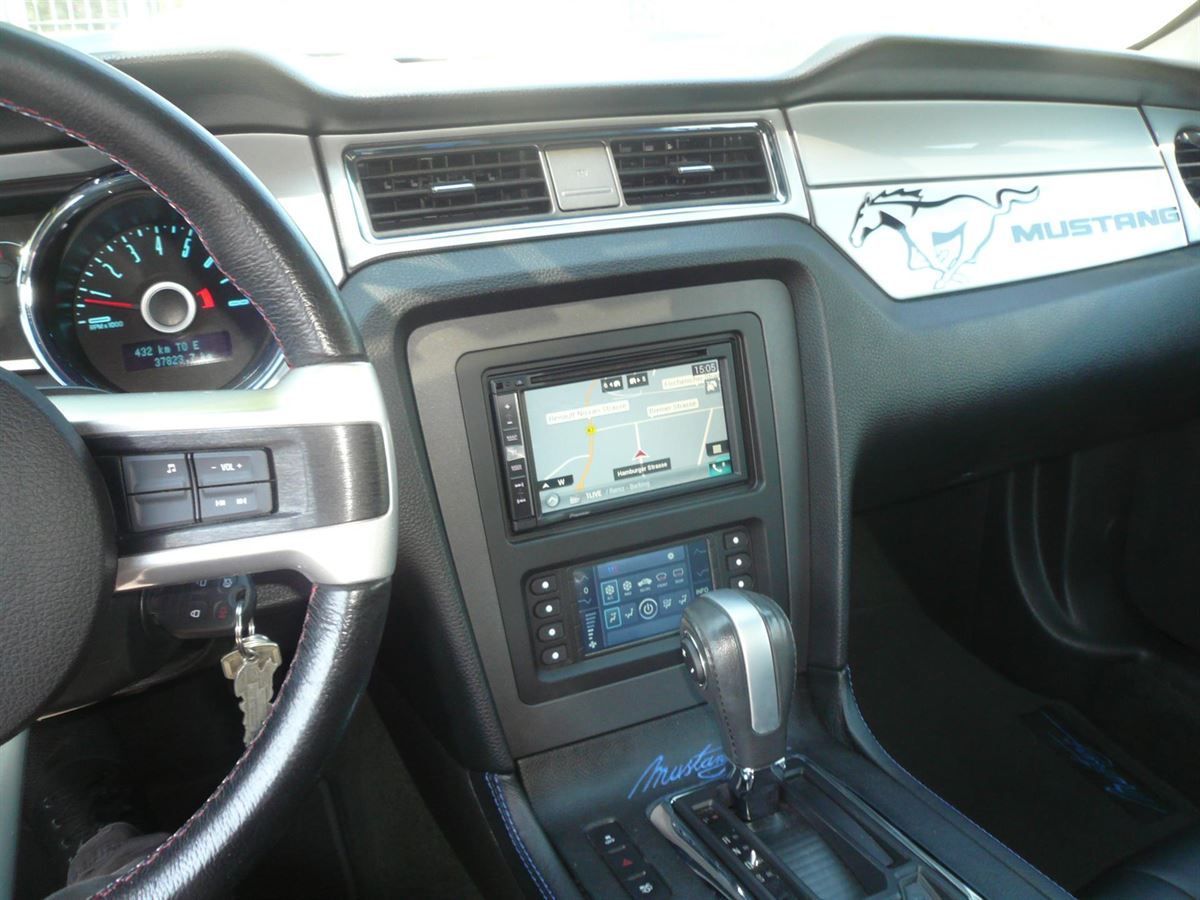 Ford Mustang auf Doppel-DIN umgebaut. Klima auf Touchdisplay umgerüstet und die Pioneer AVIC-F980BT Navigation nachgerüstet. Werkseitige Lenkrad-Fernbedienung auf das Pioneer adaptiert.
