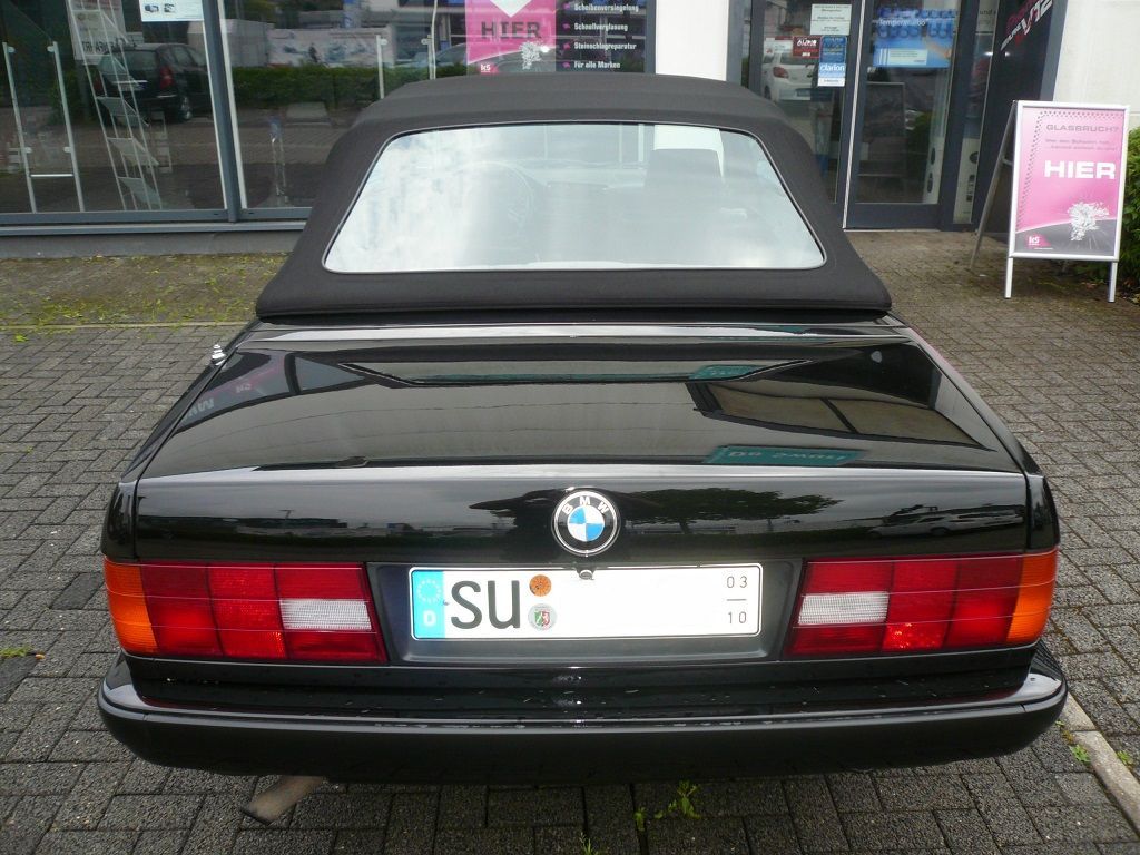 BMW 3er Typ E30 , Verdeckbezug Sonnenland Stoff blau geliefert und montiert.