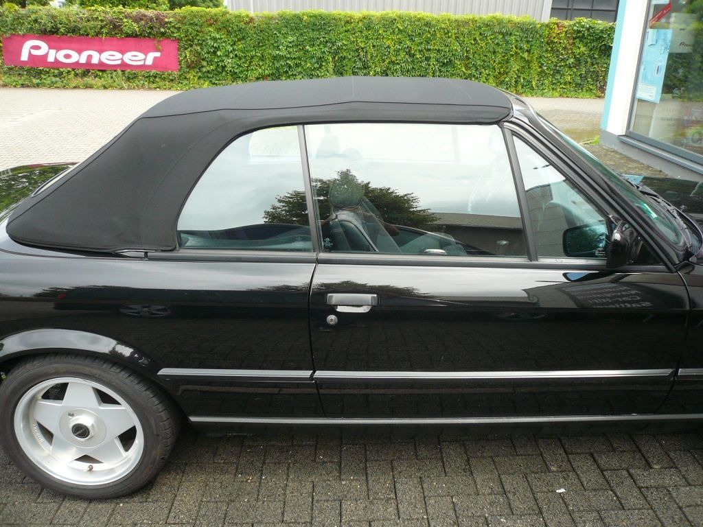 BMW 3er Typ E30 , Verdeckbezug Sonnenland Stoff blau geliefert und montiert.