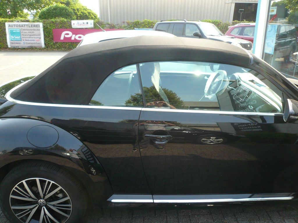 VW Beetle, Verdeckbezug in Sonnenland Stoff schwarz geliefert und montiert.