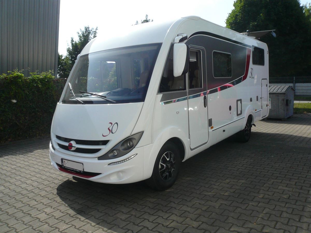 Komplette Holzteile im Innenraum inkl. Tisch in Alcantara neu bezogen.