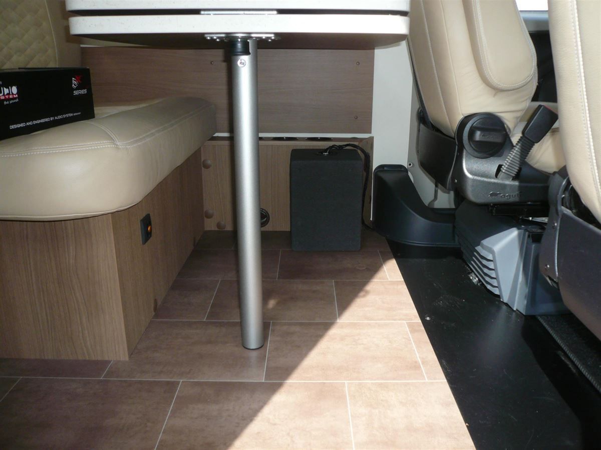 Pioneer Navigation, Jehnert Soundanlage mit DSP Verstärker montiert, Sat-Schüssel und TV Gerät montiert.