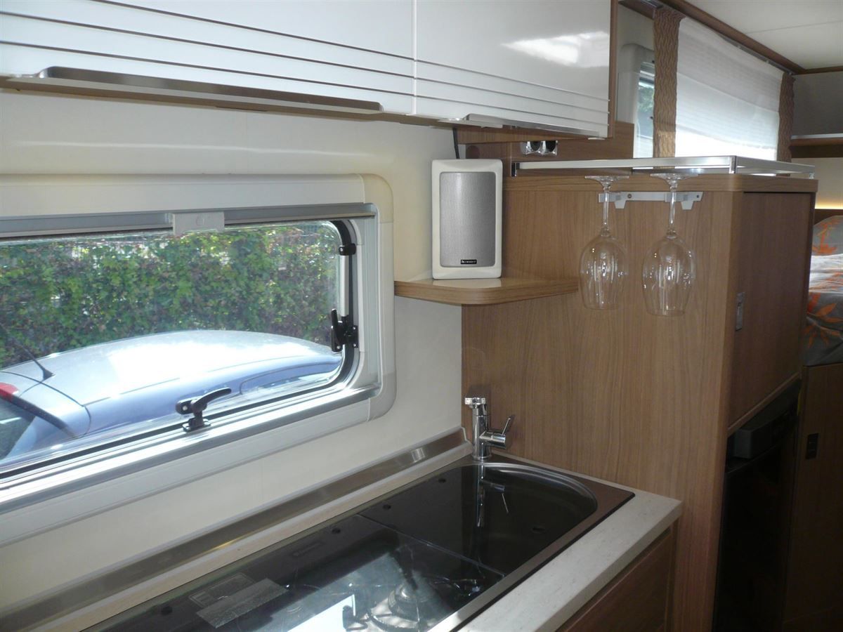 Pioneer Navigation, Jehnert Soundanlage mit DSP Verstärker montiert, Sat-Schüssel und TV Gerät montiert.