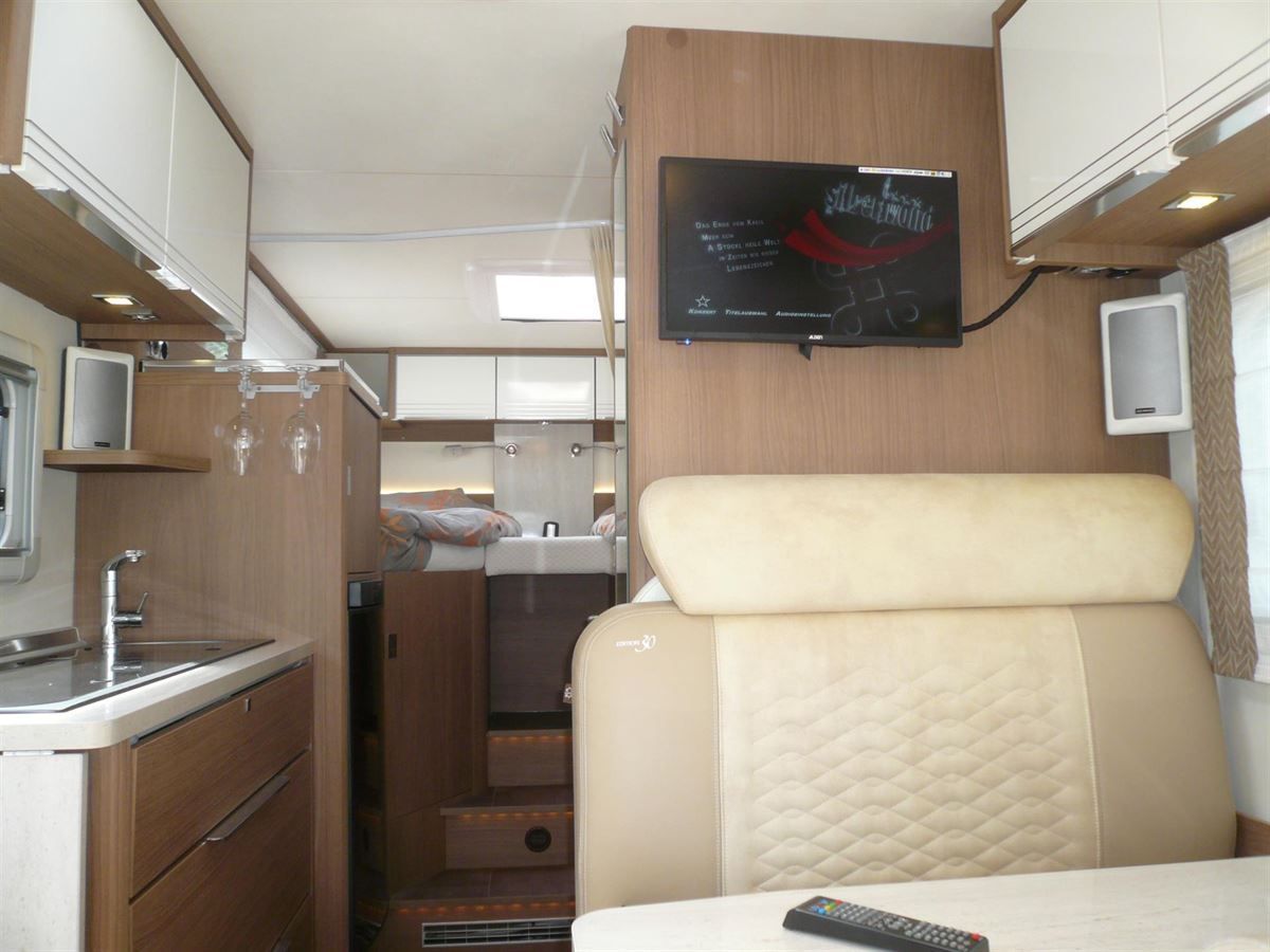 Pioneer Navigation, Jehnert Soundanlage mit DSP Verstärker montiert, Sat-Schüssel und TV Gerät montiert.