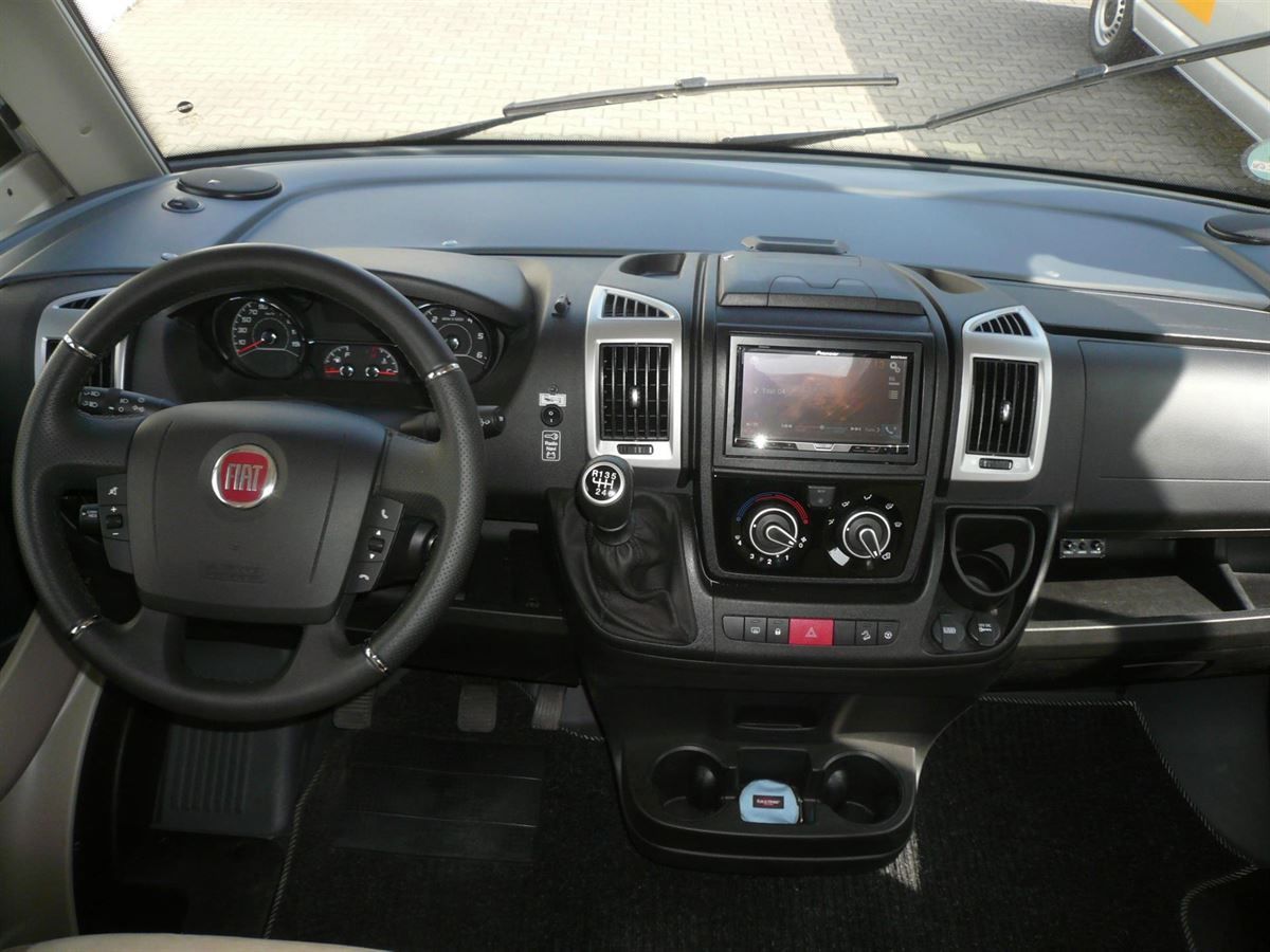 Pioneer Navigation, Jehnert Soundanlage mit DSP Verstärker montiert, Sat-Schüssel und TV Gerät montiert.