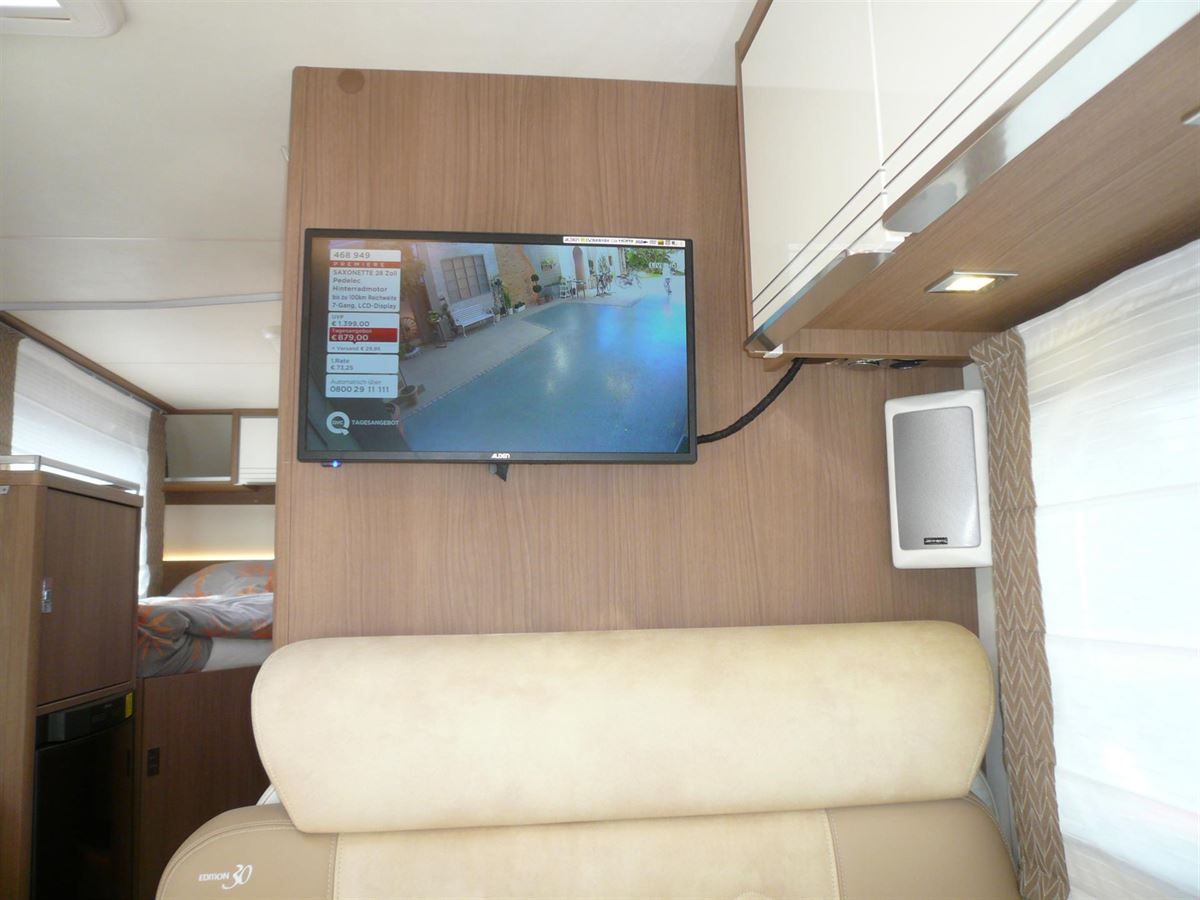 Pioneer Navigation, Jehnert Soundanlage mit DSP Verstärker montiert, Sat-Schüssel und TV Gerät montiert.