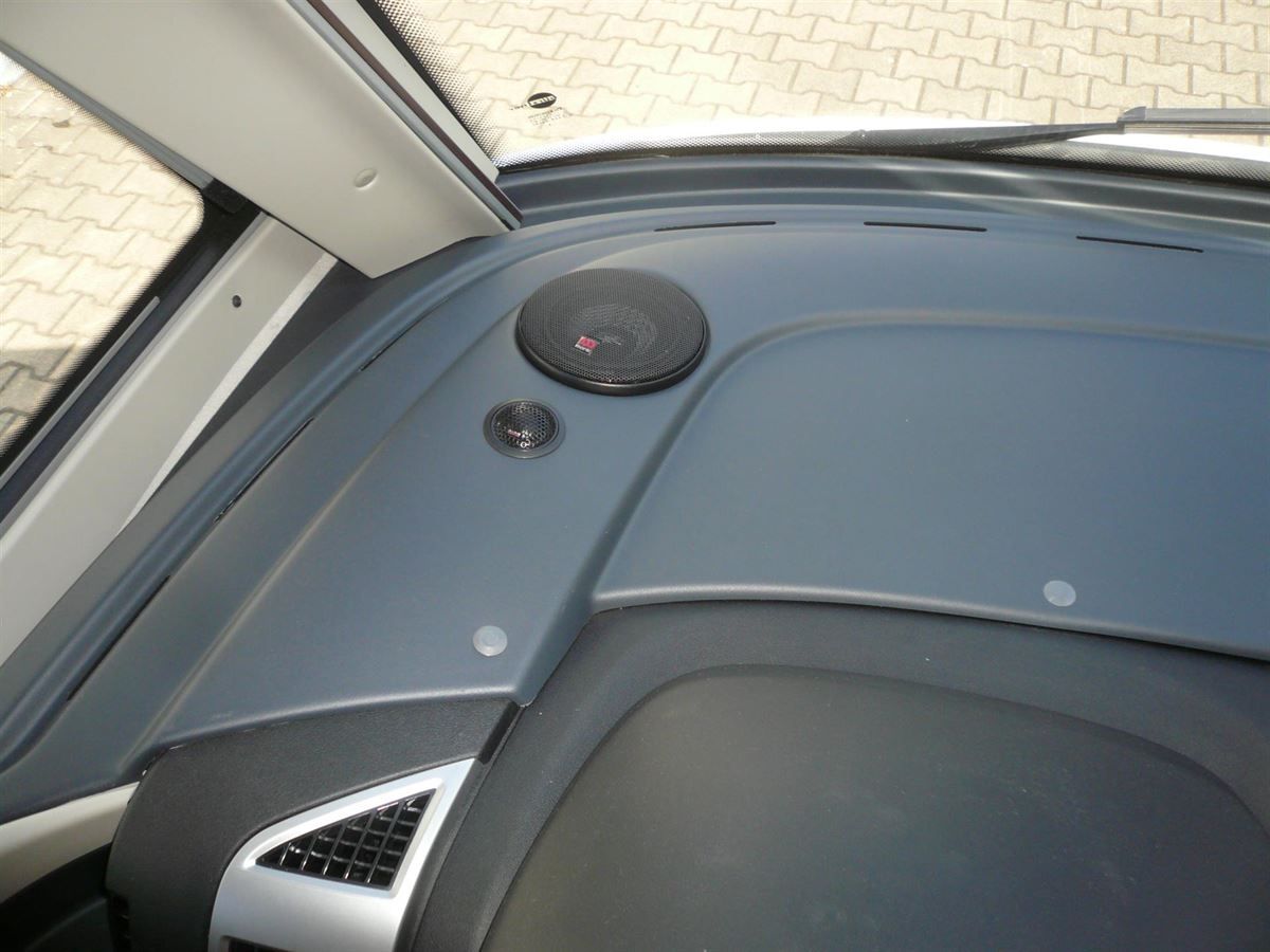 Eine Nahaufnahme eines Auto-Armaturenbretts mit Lautsprechern darauf