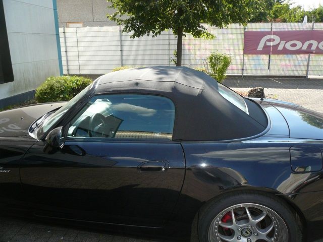 Honda S2000 Verdeckbezug Sonnenland Stoff schwarz mit Glasheckscheibe geliefert und montiert.