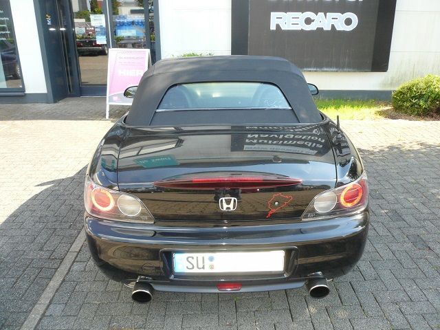 Honda S2000 Verdeckbezug Sonnenland Stoff schwarz mit Glasheckscheibe geliefert und montiert.