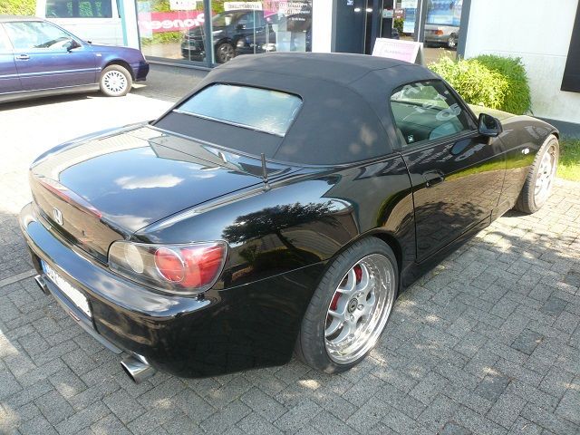 Honda S2000 Verdeckbezug Sonnenland Stoff schwarz mit Glasheckscheibe geliefert und montiert.
