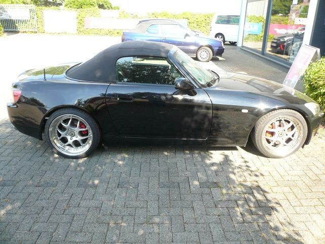 Honda S2000 Verdeckbezug Sonnenland Stoff schwarz mit Glasheckscheibe geliefert und montiert.