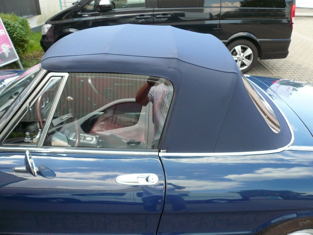Alfa Spider, Verdeckbezug Sonnenland Stoff blau geliefert und montiert.