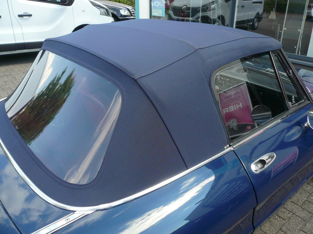 Alfa Spider, Verdeckbezug Sonnenland Stoff blau geliefert und montiert.
