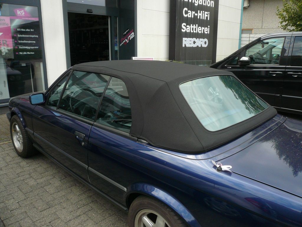 BMW 3er Typ E30 , Verdeckbezug Sonnenland Stoff blau geliefert und montiert.