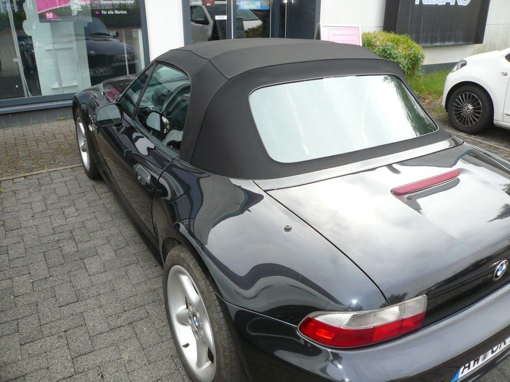 BMW Z3 , Verdeckbezug Sonnenland Stoff schwarz geliefert und montiert.