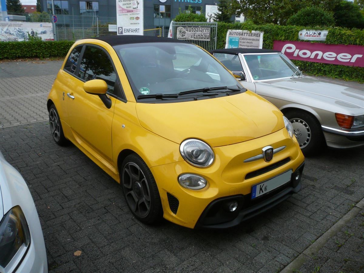 Wir haben im Fiat 500 Abarth Modell 2018 das Kenwood Navi DNX4180BTS nachgerüstet und die werkseitige Lenkradfernbedienung adaptiert.