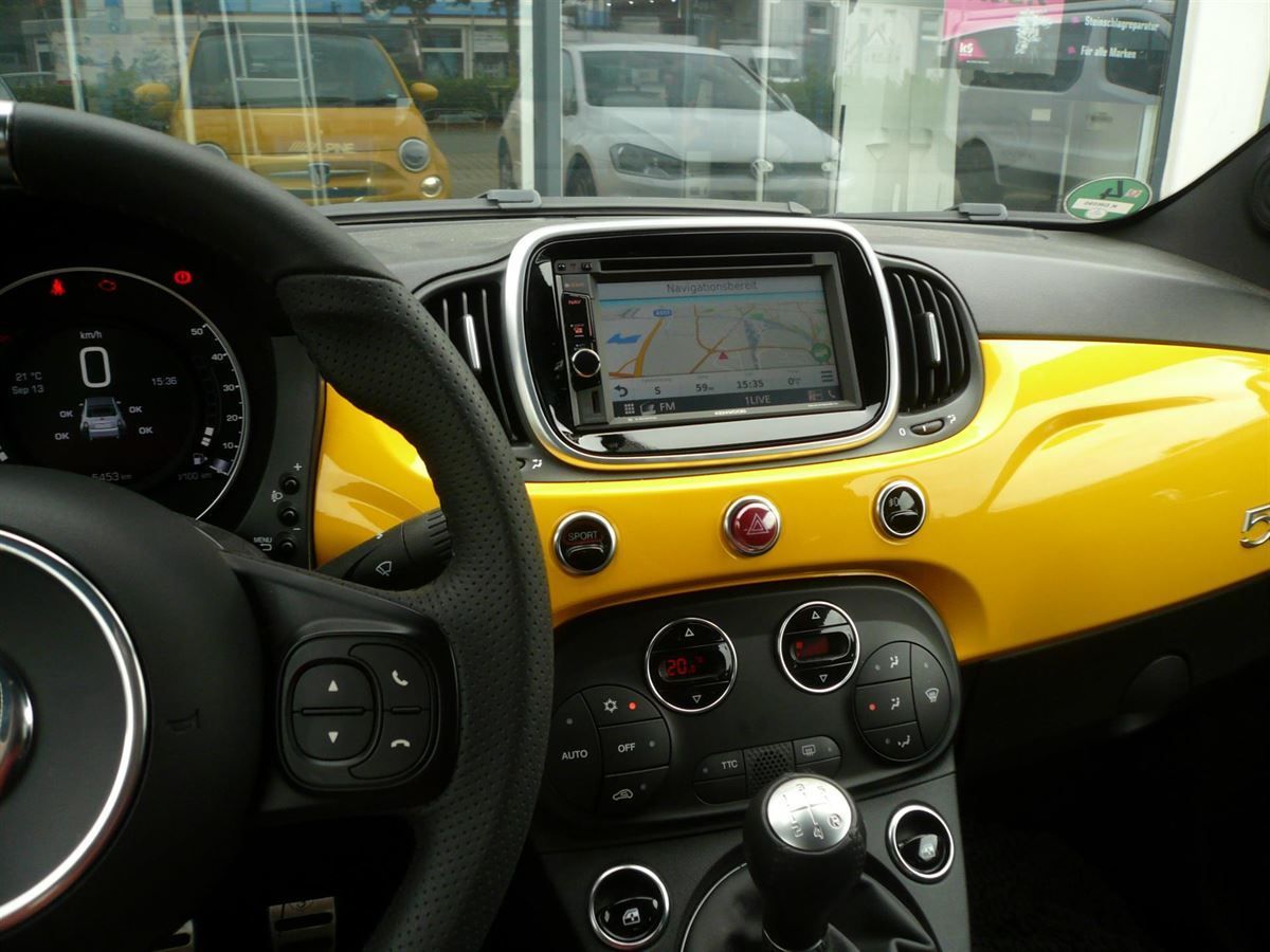 Wir haben im Fiat 500 Abarth Modell 2018 das Kenwood Navi DNX4180BTS nachgerüstet und die werkseitige Lenkradfernbedienung adaptiert.