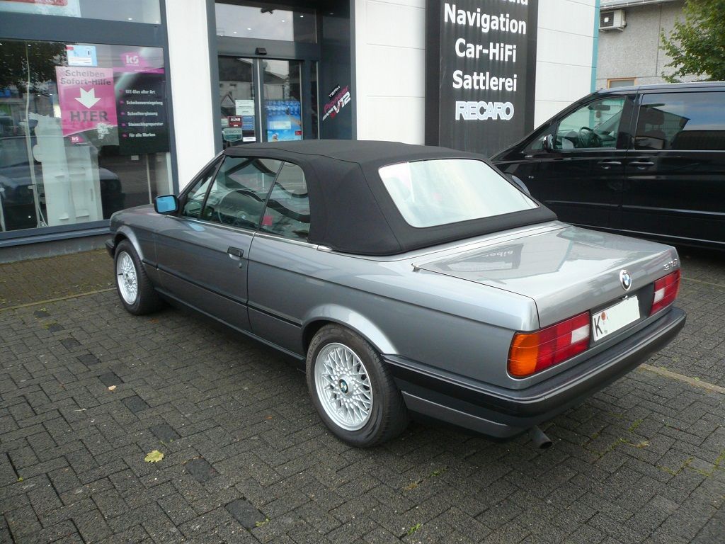 BMW 3er Typ E30 , Verdeckbezug Sonnenland Stoff blau geliefert und montiert.