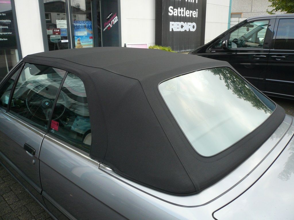 BMW 3er Typ E30 , Verdeckbezug Sonnenland Stoff blau geliefert und montiert.