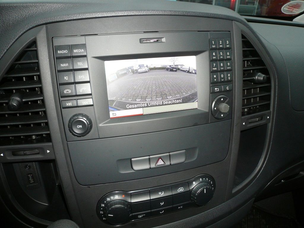 Mercedes Vito Rückfahrkamera am Original Mercedes Command System nachgerüstet