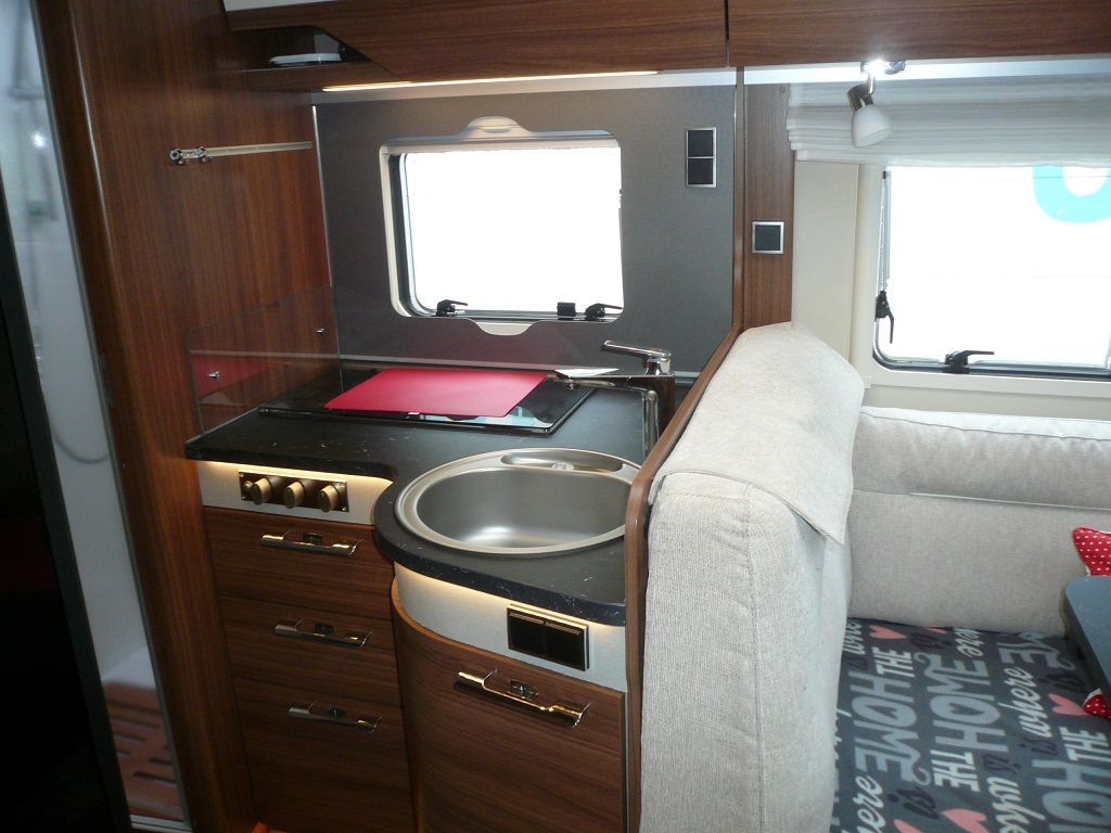 Thitronik Alarmanlage im Sprinter Wohnmobil nachgerüstet. Hier die Absicherung von Fenstern mit Thironik Funk-Magnetkontakte.