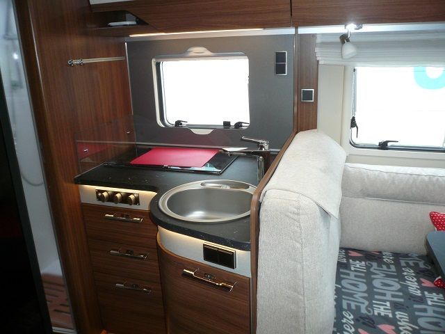 Alle Fenster und Luken mit Thitronik Funk-Magnetkontakten abgesichert.