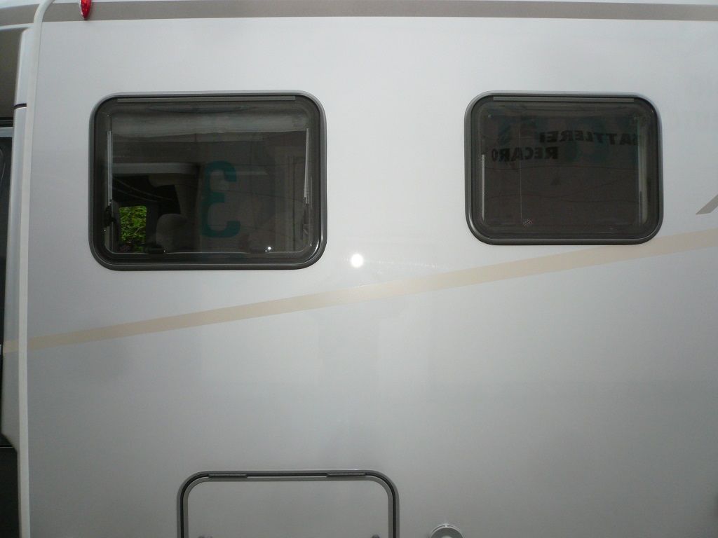 Thitronik Alarmanlage im Sprinter Wohnmobil nachgerüstet. Hier die Absicherung von Fenstern mit Thironik Funk-Magnetkontakte.