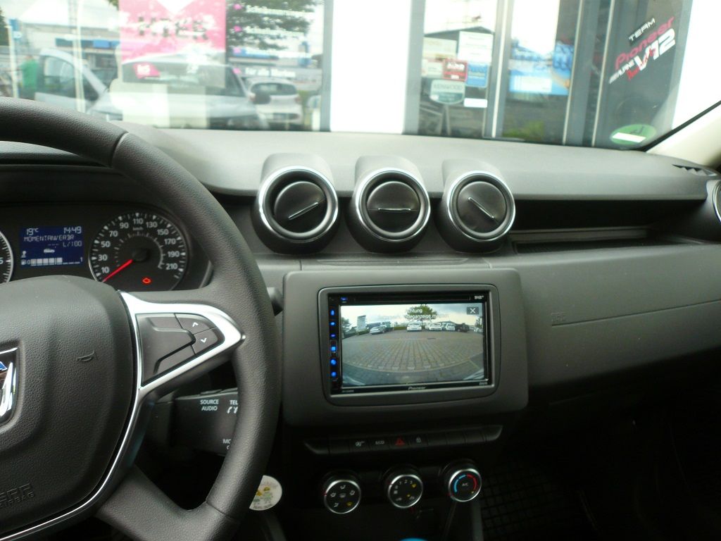 Dacia Duster. Pioneer AVH-Z5200DAB 2-DIN Radio und Rückfahrkamera nachgerüstet.