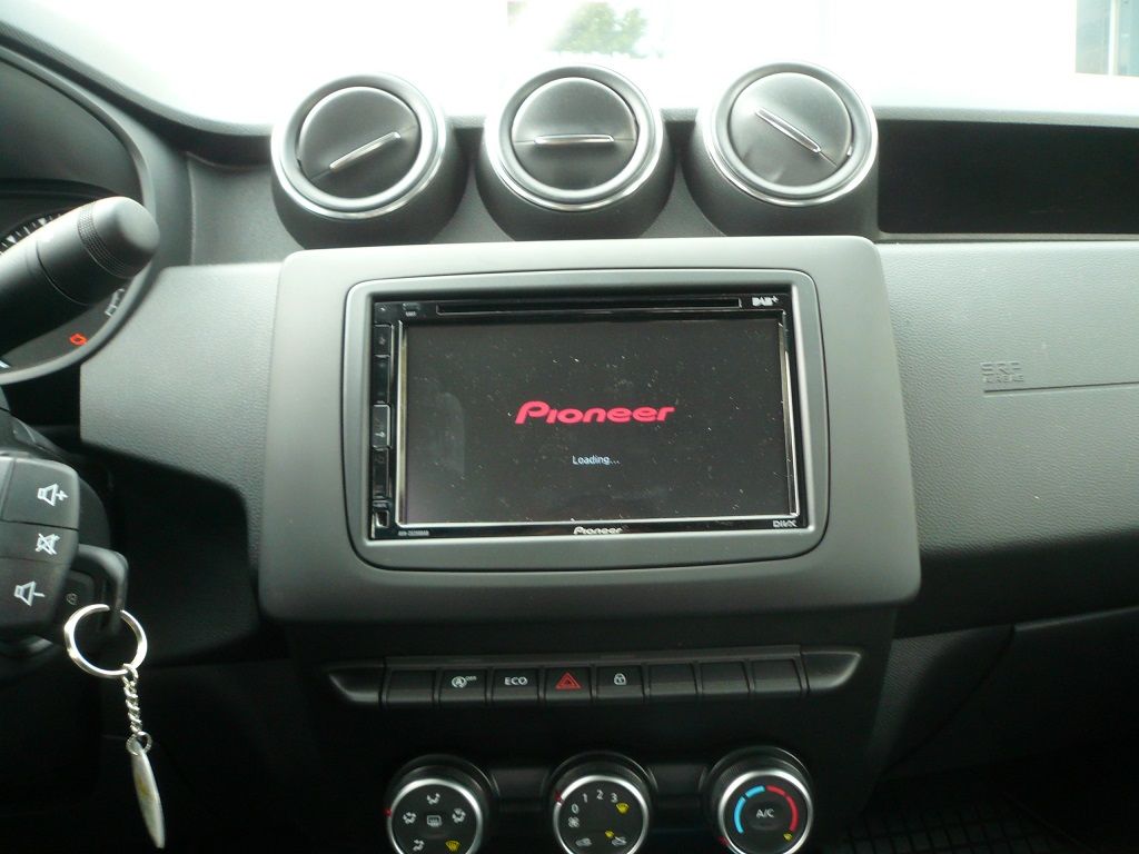 Dacia Duster. Pioneer AVH-Z5200DAB 2-DIN Radio und Rückfahrkamera nachgerüstet.