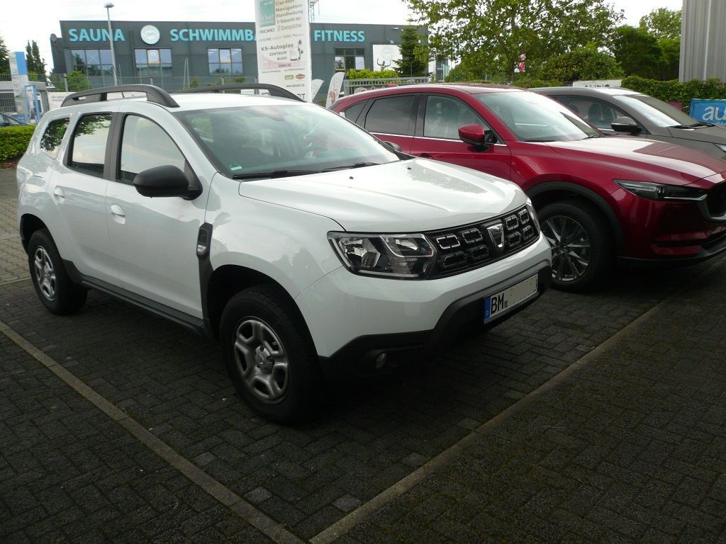 Dacia Duster. Pioneer AVH-Z5200DAB 2-DIN Radio und Rückfahrkamera nachgerüstet.