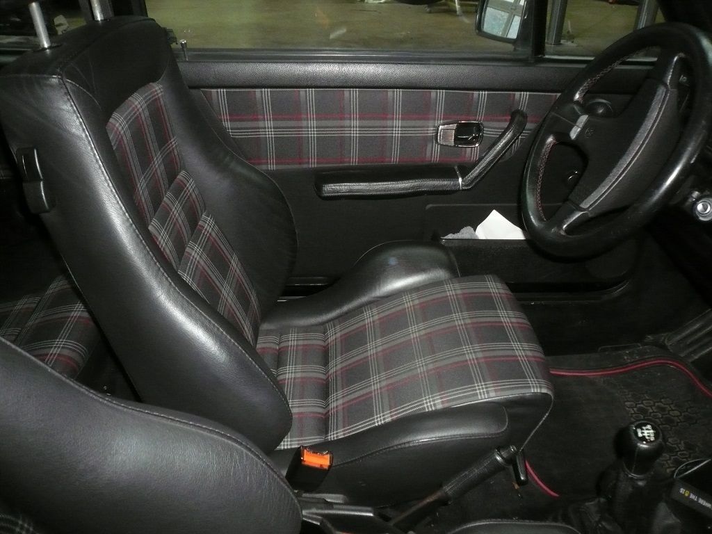 VW Golf 1 GTI, Sitzbezüge in Leder und Original GTI Stoff neu angefertigt und montiert.