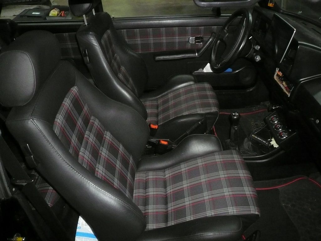 VW Golf 1 GTI, Sitzbezüge in Leder und Original GTI Stoff neu angefertigt und montiert.