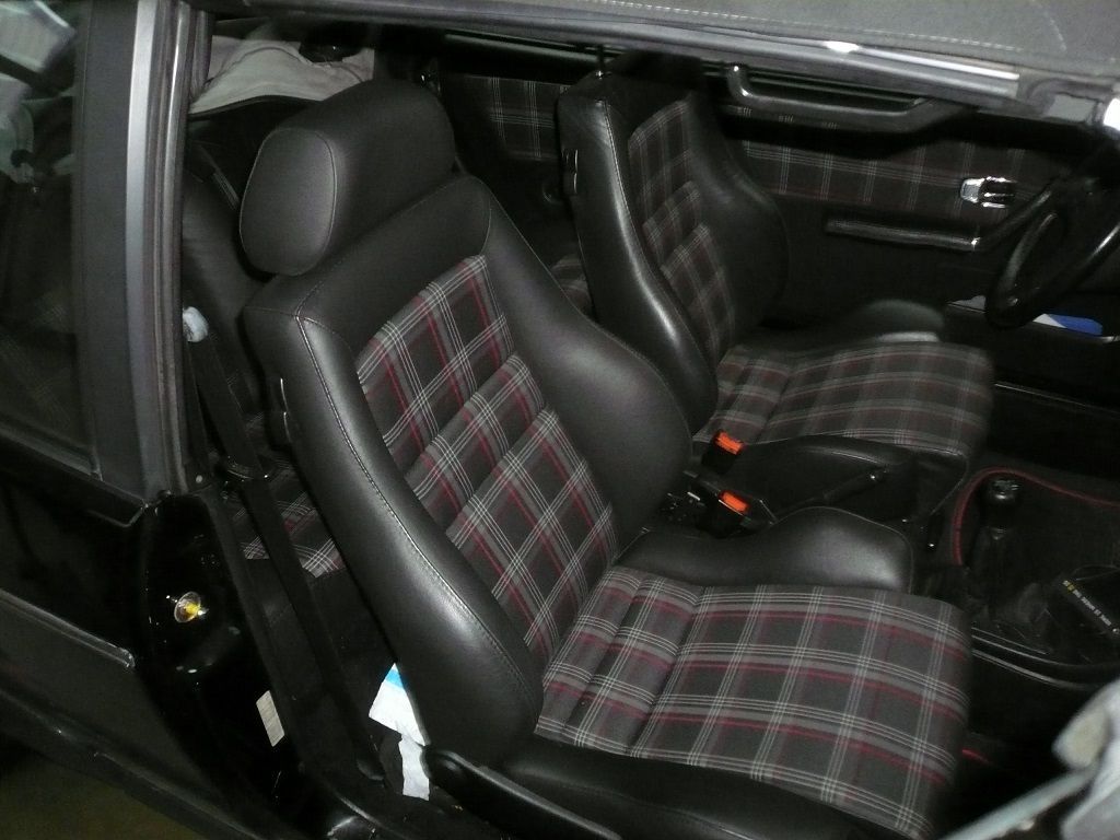 VW Golf 1 GTI, Sitzbezüge in Leder und Original GTI Stoff neu angefertigt und montiert.