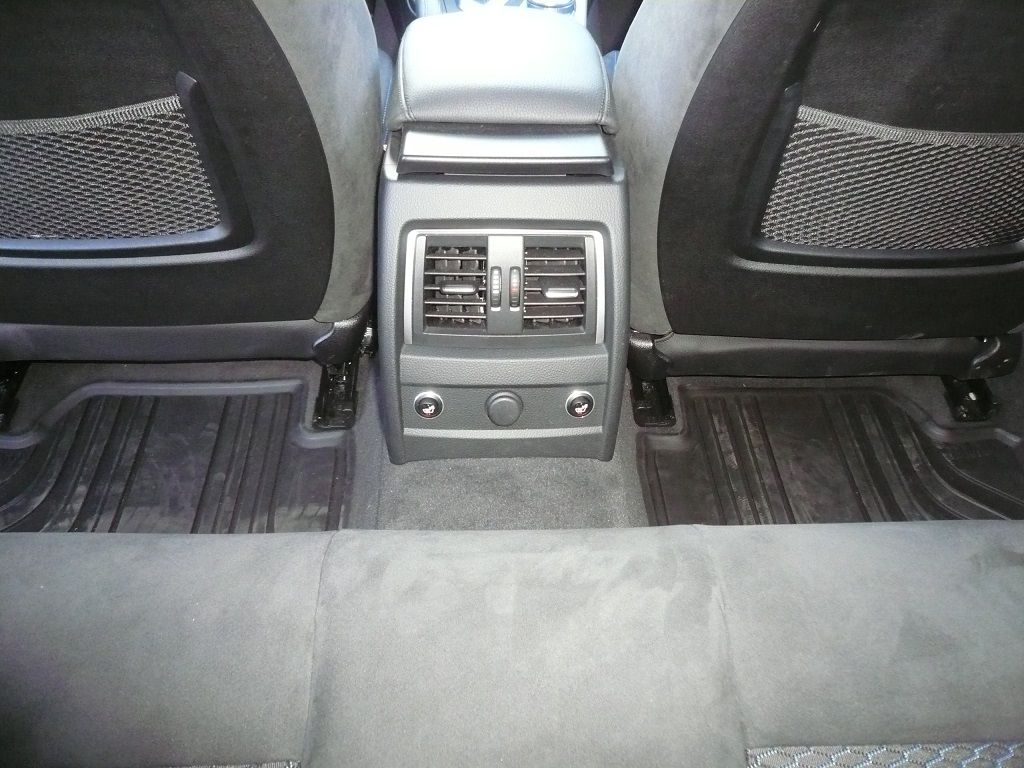 Der Rücksitz eines Autos mit einer hinteren Belüftungsöffnung