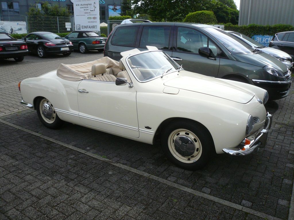 Karmann Ghia Innenausstattung in Stoff/Kunstleder neu angefertigt und montiert.