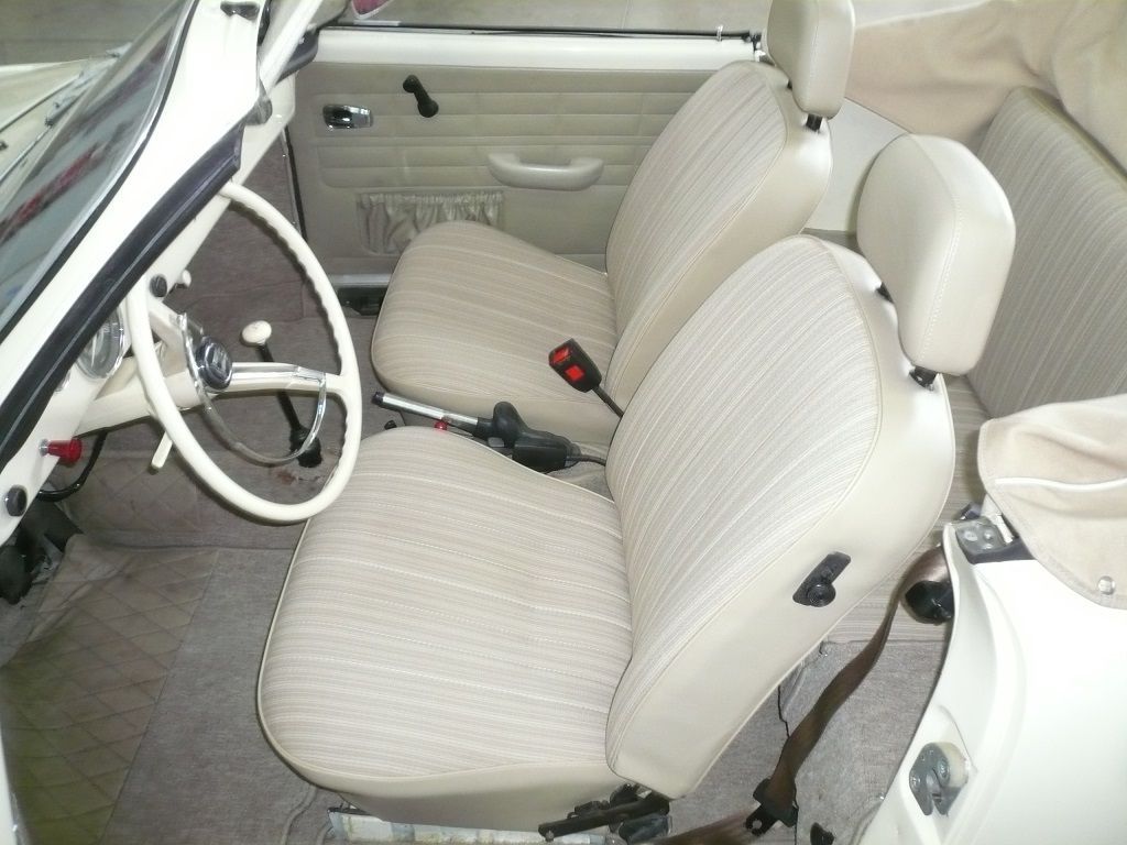 Karmann Ghia Innenausstattung in Stoff/Kunstleder neu angefertigt und montiert.