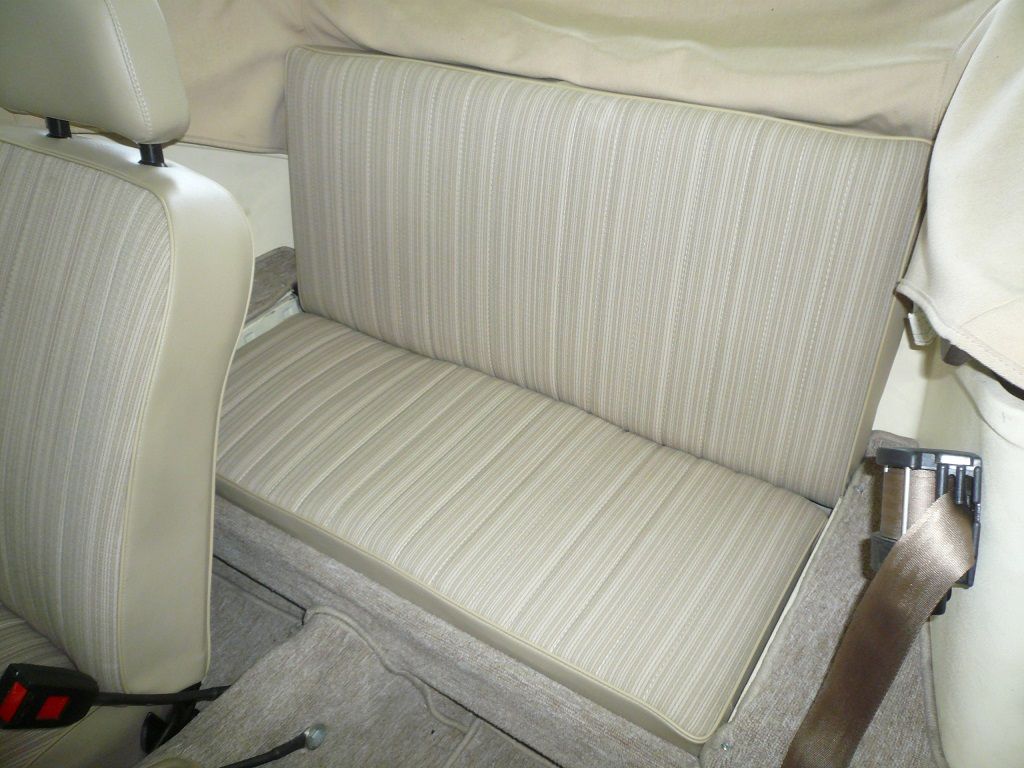 Karmann Ghia Innenausstattung in Stoff/Kunstleder neu angefertigt und montiert.