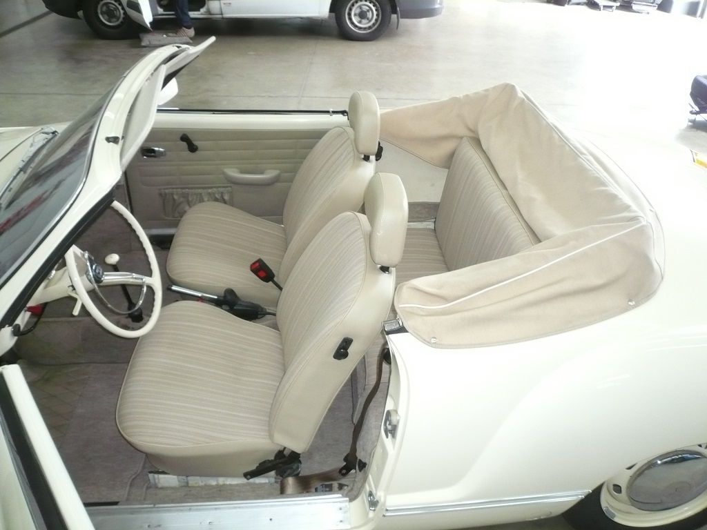 Karmann Ghia Innenausstattung in Stoff/Kunstleder neu angefertigt und montiert.