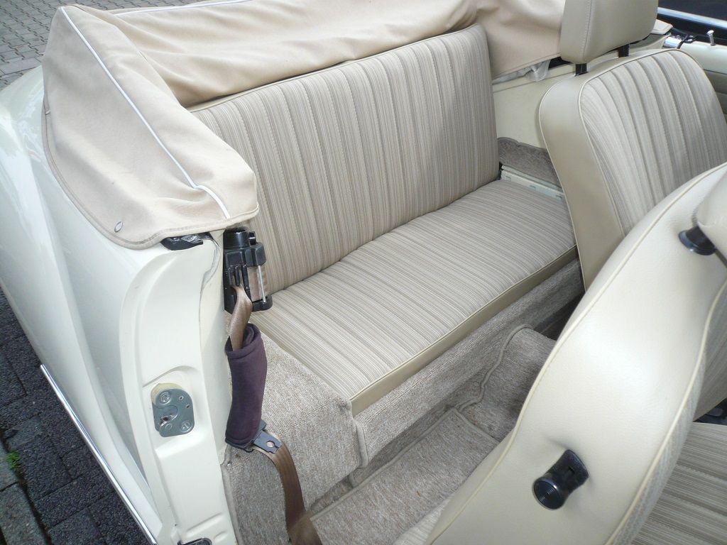 Karmann Ghia Innenausstattung in Stoff/Kunstleder neu angefertigt und montiert.