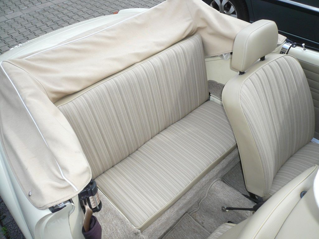 Karmann Ghia Innenausstattung in Stoff/Kunstleder neu angefertigt und montiert.