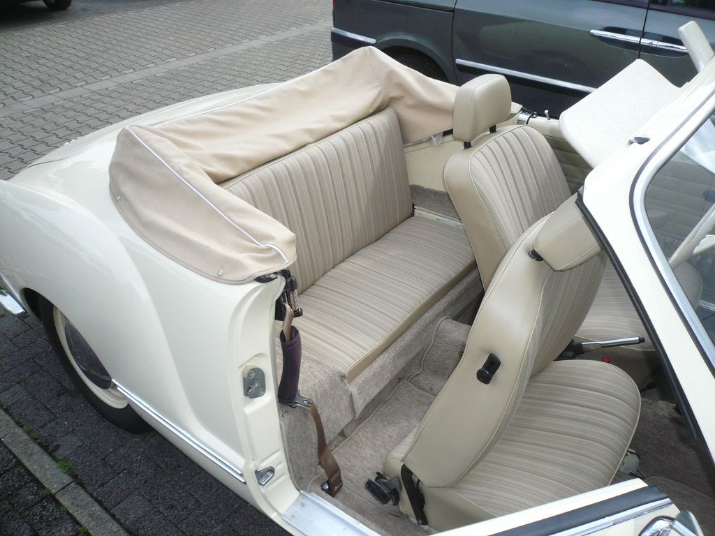 Karmann Ghia Innenausstattung in Stoff/Kunstleder neu angefertigt und montiert.