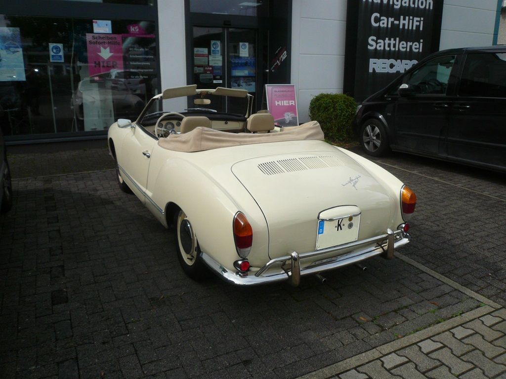 Karmann Ghia Innenausstattung in Stoff/Kunstleder neu angefertigt und montiert.