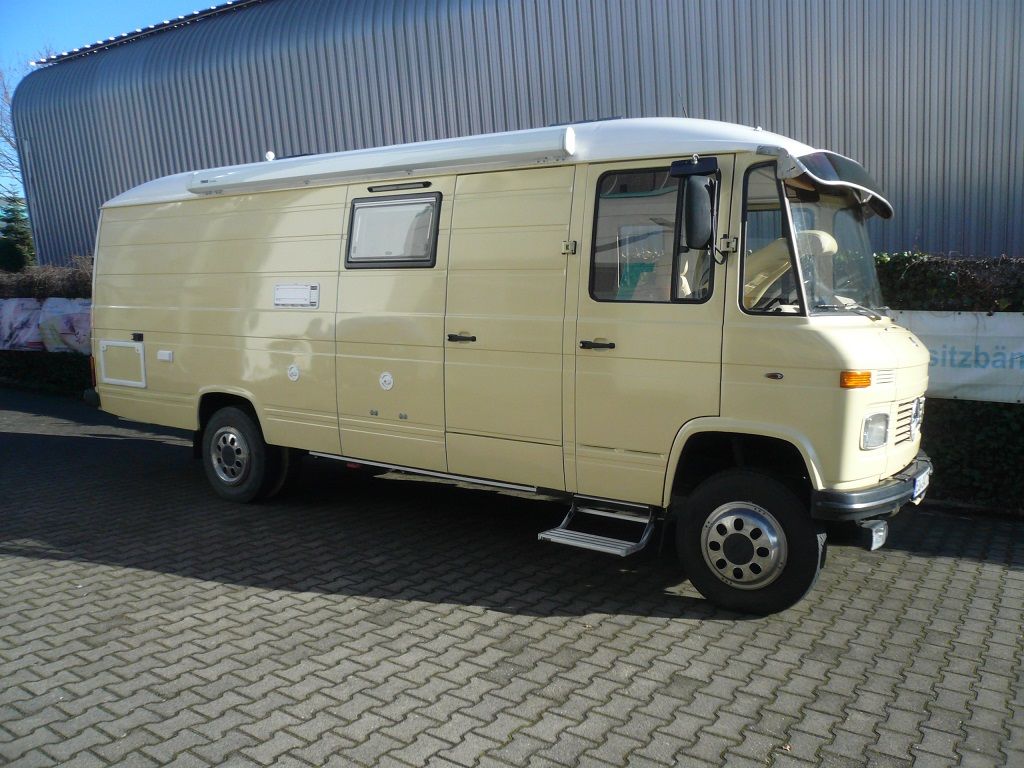 Wir montieren Alarmanlagen, SAT-TV, Multimedia- & Musikanlagen, Navigationen, Rückfahr- & Frontkameras in Ihr Wohnmobil ein.
Bei uns ist Ihr Wohnmobil in den besten Händen.
Wir bieten auf drei Einbauplätzen höchsten Montagekomfort für Ihr Wohnmobil.