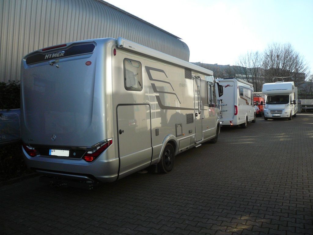 Wir montieren Alarmanlagen, SAT-TV, Multimedia- & Musikanlagen, Navigationen, Rückfahr- & Frontkameras in Ihr Wohnmobil ein.
Bei uns ist Ihr Wohnmobil in den besten Händen.
Wir bieten auf drei Einbauplätzen höchsten Montagekomfort für Ihr Wohnmobil.